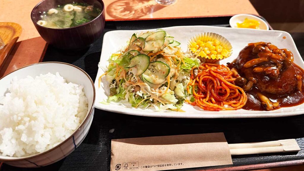 レトロな喫茶店のハンバーグ定食の全体像