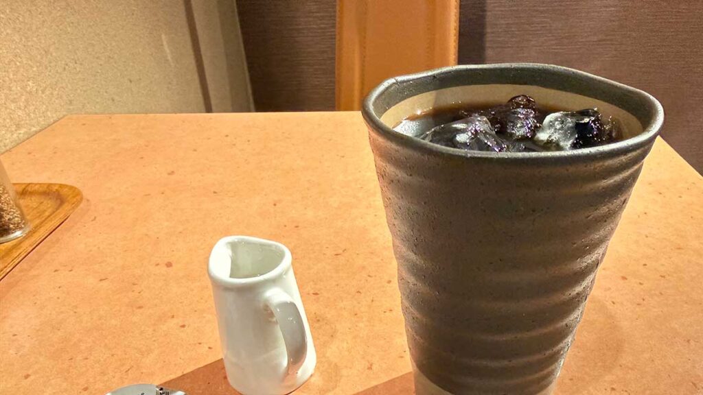 食後に提供された陶器カップのアイスコーヒー