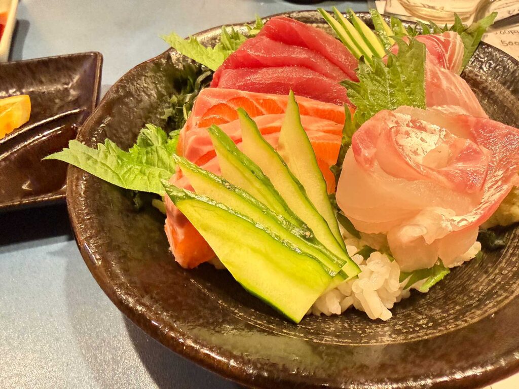 器からあふれんばかりに盛られた、ボリューム満点の豪華海鮮丼(1軒目の締めくくり)