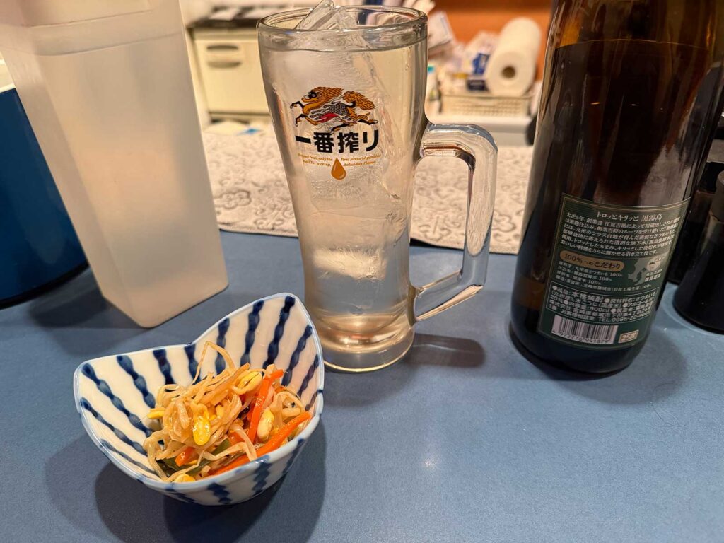 海鮮居酒屋での週末リセット開始を告げる、芋焼酎とお通しの乾杯写真