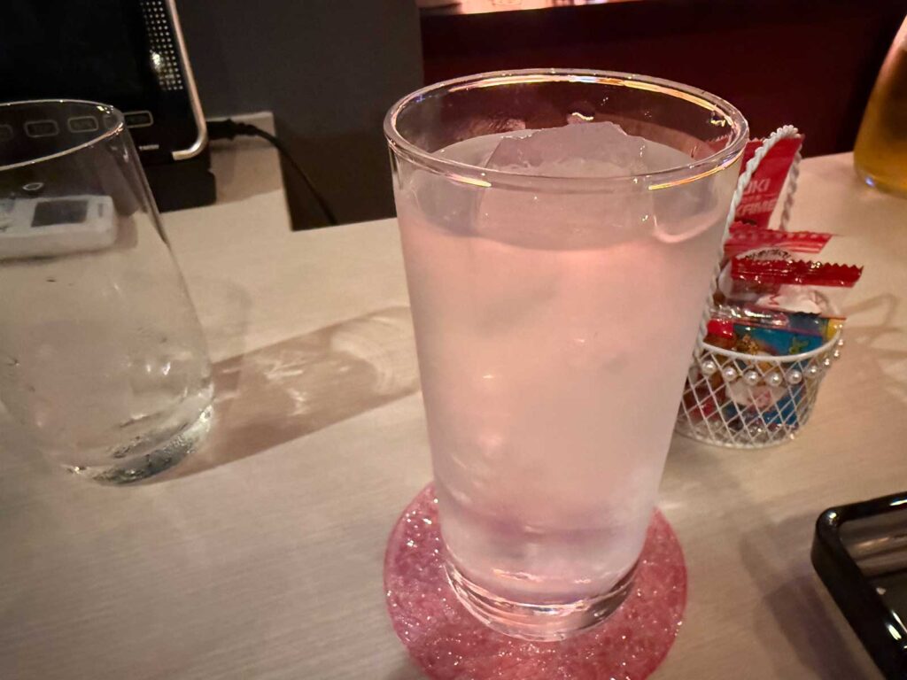 スナックで芋焼酎を飲みながら、玉置神社の不思議な話で盛り上がる温かい店内の様子