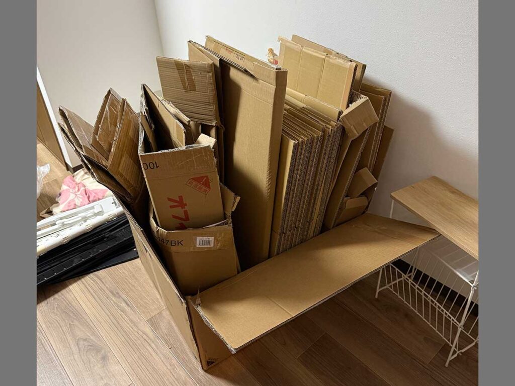 開封した段ボールの山
